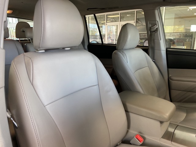 Pre-Owned 2012 Toyota Highlander SE 4WD-Third Row Seat-Leather-Heated ...